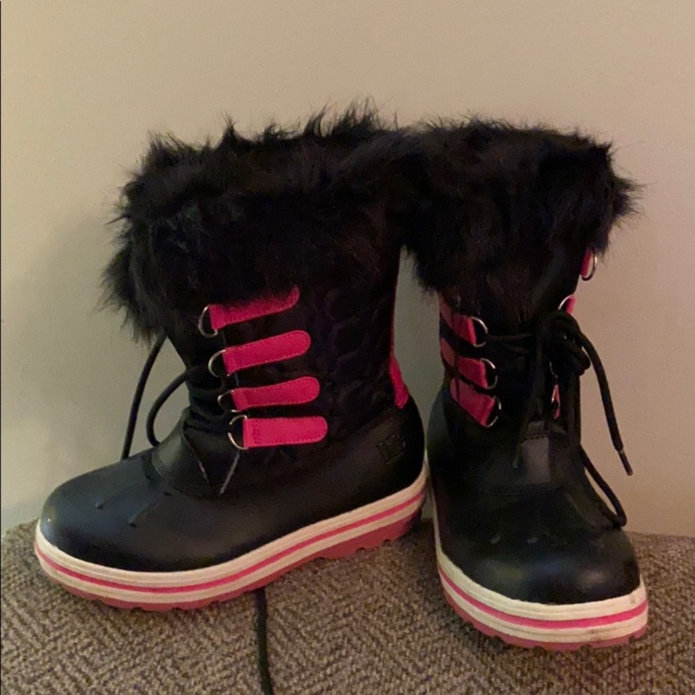 Women’s snow boots, used.